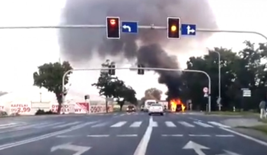 Siechnice: Płonący samochód na ulicy Opolskiej [video]