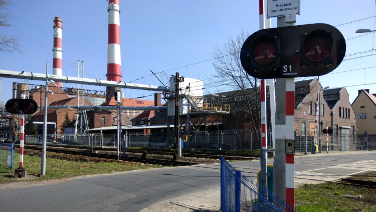Siechnice: Bezpieczny przejazd w Siechnicach – żółta naklejka na przejeździe kolejowym