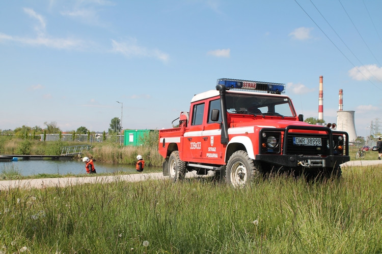 Ćwiczenia strażaków na Błękitnej Lagunie w Siechnicach