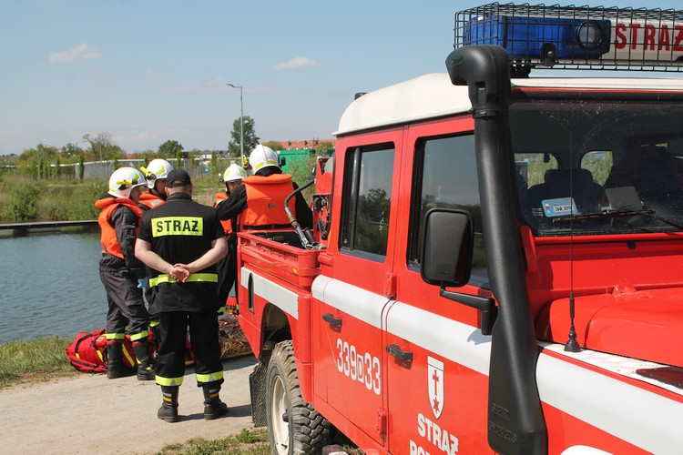 Ćwiczenia strażaków na Błękitnej Lagunie w Siechnicach