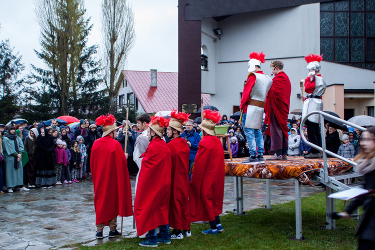 Droga Krzyżowa ulicami Siechnic - fotorelacja, video