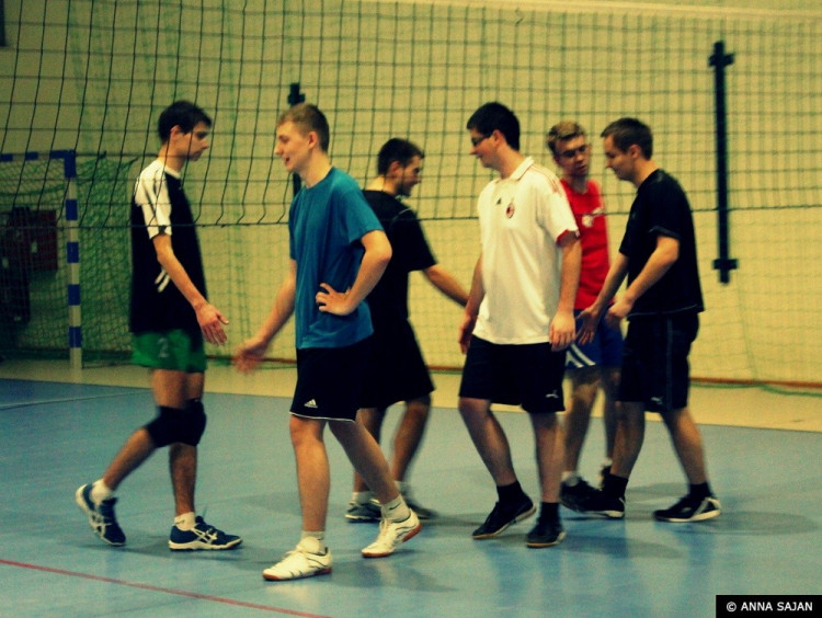 Nocny turniej siatkówki – zdjęcia