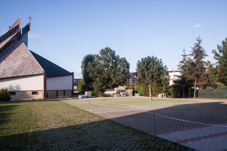Przebudowa placu przed kościołem [projekt]