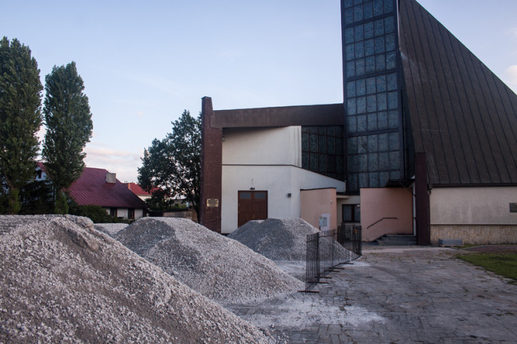 Przebudowa placu przed kościołem [projekt]