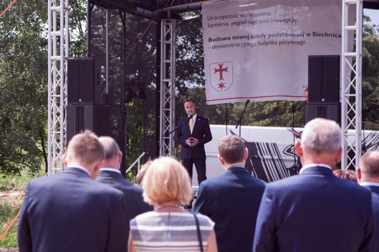 Wmurowanie kamienia węgielnego pod budowę szkoły podstawowej