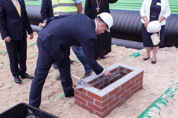 Wmurowanie kamienia węgielnego pod budowę szkoły podstawowej